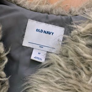 Girls 5T Old Navy gray fur vest